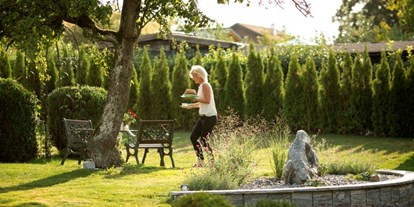 Pensionen - Art der Pension: Urlaubspension - Grünau im Almtal - Gartenanlage - Pension Knoll ****