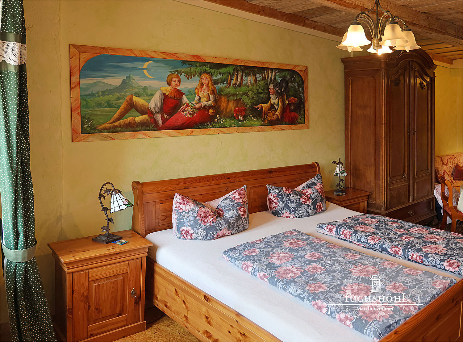 Frühstückspension - Jorinde und Joringel – Ferienwohnung
 - Pension Fuchshöhl - Märchenzimmer