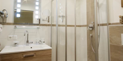 Pensionen - Kühlschrank - Quettensberg - Dusche oder Bad mit jeweils WC und ein WC im Vorraum - Haus Voithofer mit Top Ferienwohnungen