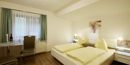 Pensionen - Kühlschrank - Quettensberg - Eines der zwei Komfortzimmern in der Wohnung Goldberg - Haus Voithofer mit Top Ferienwohnungen