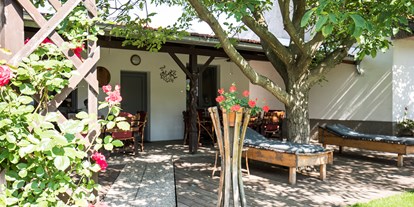 Pensionen - Garage für Zweiräder - Weiden am See - Frühstücksterrasse - Gästehaus & Weingut Markus Tschida