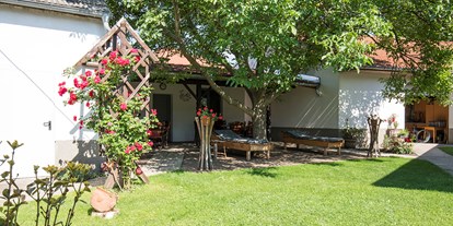 Pensionen - Mönchhof - Naturbeschattung im Garten - Gästehaus & Weingut Markus Tschida