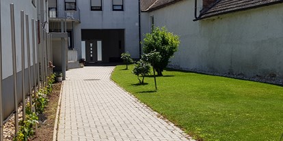 Pensionen - Garage für Zweiräder - Frauenkirchen - Innenhof - Weingut und Gästehaus Salzl