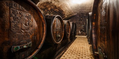 Pensionen - Mönchhof - Weinkeller mit alten Eichenfässern. Lernen Sie das Leben rund um den Wein kennen und werfen Sie bei einer Betriebs- und Kellerführung einen Blick hinter die Kulissen des Weinbaubetriebes.
 - Weingut Franz Schindler