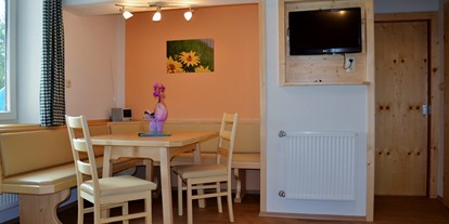 Pensionen - Kühlschrank - Winzendorf (Pöllau) - Einblick in einer unserer 4 Wohnungen - die Wohnung Kirschenblüte... Platz für bis 5 Personen. Gerne stellen wir bei Bedarf auch eine Kleinkindausstattung zur Verfügung.  - Ferienwohnungen Perhofer