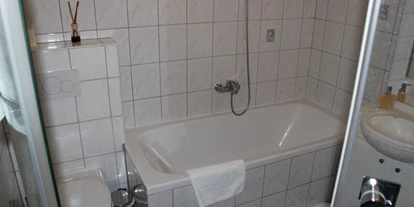Pensionen - Umgebungsschwerpunkt: Stadt - Günseck - Badewanne - Privatzimmer Inge