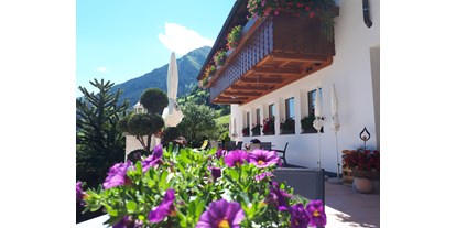 Pensionen - weitere Verpflegungsmöglichkeiten: Abendessen - Dorf Tirol - Sonnenterrasse  - Gasthaus Jaufenblick & Ferienhaus Engele