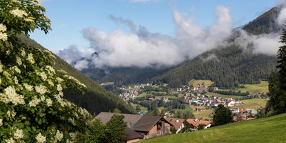 Pensionen - WLAN - Dolomiten - Dorfblick von Terasse Panoramasuite Apartment DIAMANTIDI - Haus Christian 