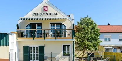 Pensionen - Frühstück: Frühstücksbuffet - Kaisersteinbruch - Pension Kral - Ansicht vom hinten  - Pension Kral bike & wine