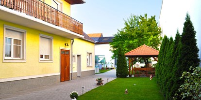 Pensionen - Garage für Zweiräder - Weiden am See - Pension & Weingut Gangl - Innenhof - Pension & Weingut Gangl