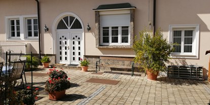 Pensionen - Parkplatz: gebührenpflichtig bei der Pension - Mödling - Blick aus dem Fenster in den Innenhof  - Privatzimmer Familie Schwarz