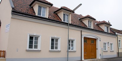 Pensionen - Parkplatz: gebührenpflichtig bei der Pension - Klein-Neusiedl - Privatzimmer Familie Schwarz