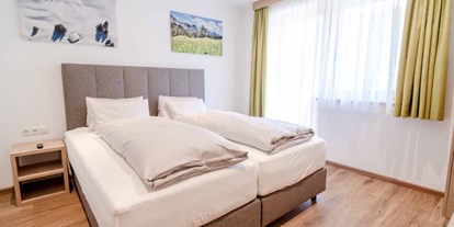 Pensionen - Radweg - Schlafzimmer im Panorama-Appartement - Alpengasthof Hohe Burg