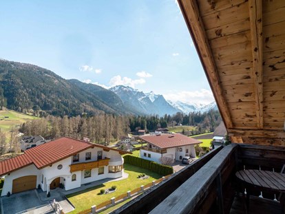 Pensionen - Frühstück: Frühstücksbuffet - Oberweg (Navis) - Balkon im Doppelzimmer Alpin - Alpengasthof Hohe Burg