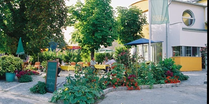 Pensionen - weitere Verpflegungsmöglichkeiten: Nachmittagskaffee - Österreich - Südseitiger Gastgarten mit Kastanienbäumen - Gasthof-Pension Zur Hammerschmiede