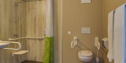 Pensionen - Umgebungsschwerpunkt: Stadt - Senftenbergeramt - Badezimmer im rollstuhlgerechten Zimmer - Smart Motel