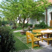 Frühstückspension - Blick in den Garten zu den Zimmern - Gästehaus Schwarzinger