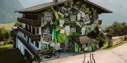 Pensionen - Ladestation Elektroauto - Aurach bei Kitzbühel - Alpine Jungle Mural - BergBaur