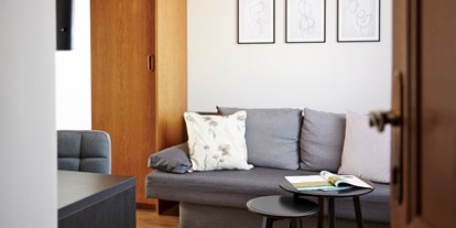 Pensionen - Garten - Lichtenwörth - Gästezimmer, Detail Schreibtisch und Couch - Pension Pia