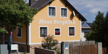 Pensionen - Art der Pension: Privatzimmervermietung - Dornbach (Wienerwald) - Hausansicht am Ortsrand  - Haus Bergblick