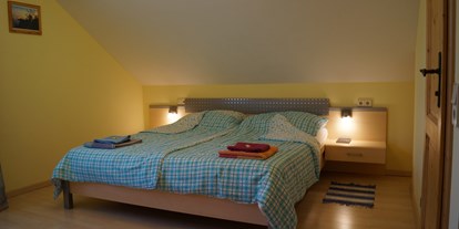 Pensionen - Garten - Lichtenwörth - Ahornzimmer mit Doppelbett und eigenem Sanitär - Haus Bergblick