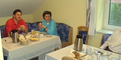 Pensionen - Frühstück: serviertes Frühstück - Dornbach (Wienerwald) - familiär und gesellig bis ruhig - 2 Tische im Frühstücksraum - Haus Bergblick