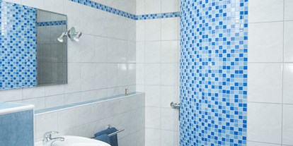 Pensionen - Kühlschrank - Niedergrünbach - das Badezimmer im Doppelzimmer "Katzenhäuschen" - Biohof Erdinger