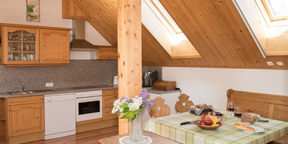 Pensionen - Kühlschrank - Niedergrünbach - die große Wohnküche in der Ferienwohnung - Biohof Erdinger