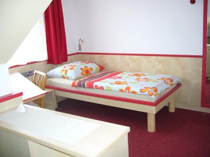 Pensionen - Umgebungsschwerpunkt: Strand - Schwarzau (Artstetten-Pöbring) - Zweibettzimmer (getrennte Betten)  im 2. Stock - Gästehaus Eder