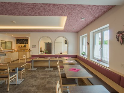 Pensionen - Frühstück: Frühstücksbuffet - Frühstücksraum - Gästehaus Eder