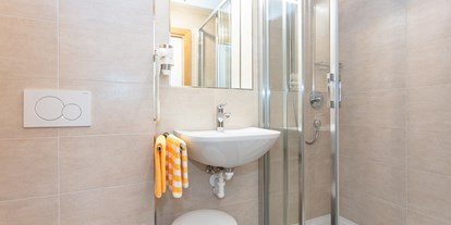 Pensionen - Kühlschrank - Hinterglemm - Appartement 2 - Badezimmer bei Nutzung der Schlafcouch - Apartments Salzburgerhof