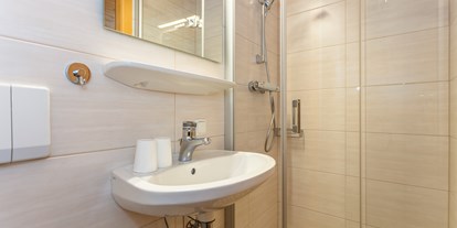 Pensionen - Ruhgassing - Appartement 2 - Badezimmer zum ausserhalb der Wohnung gelegenen Doppelzimmer - Apartments Salzburgerhof