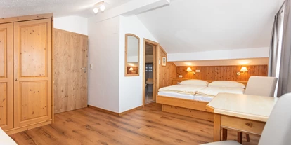 Pensionen - Umgebungsschwerpunkt: Berg - St. Jakob in Haus - Appartement 3 - Dreibettzimmer Mansarde - Apartments Salzburgerhof