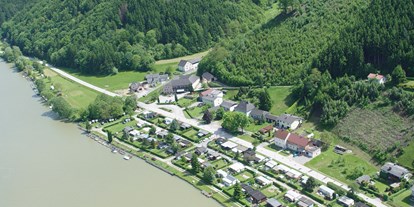 Pensionen - Frühstück: serviertes Frühstück - Heitzing (Dunkelsteinerwald) - Willersbach von Oben mit Campingplatz Krenn. - Gasthof & Camping Krenn