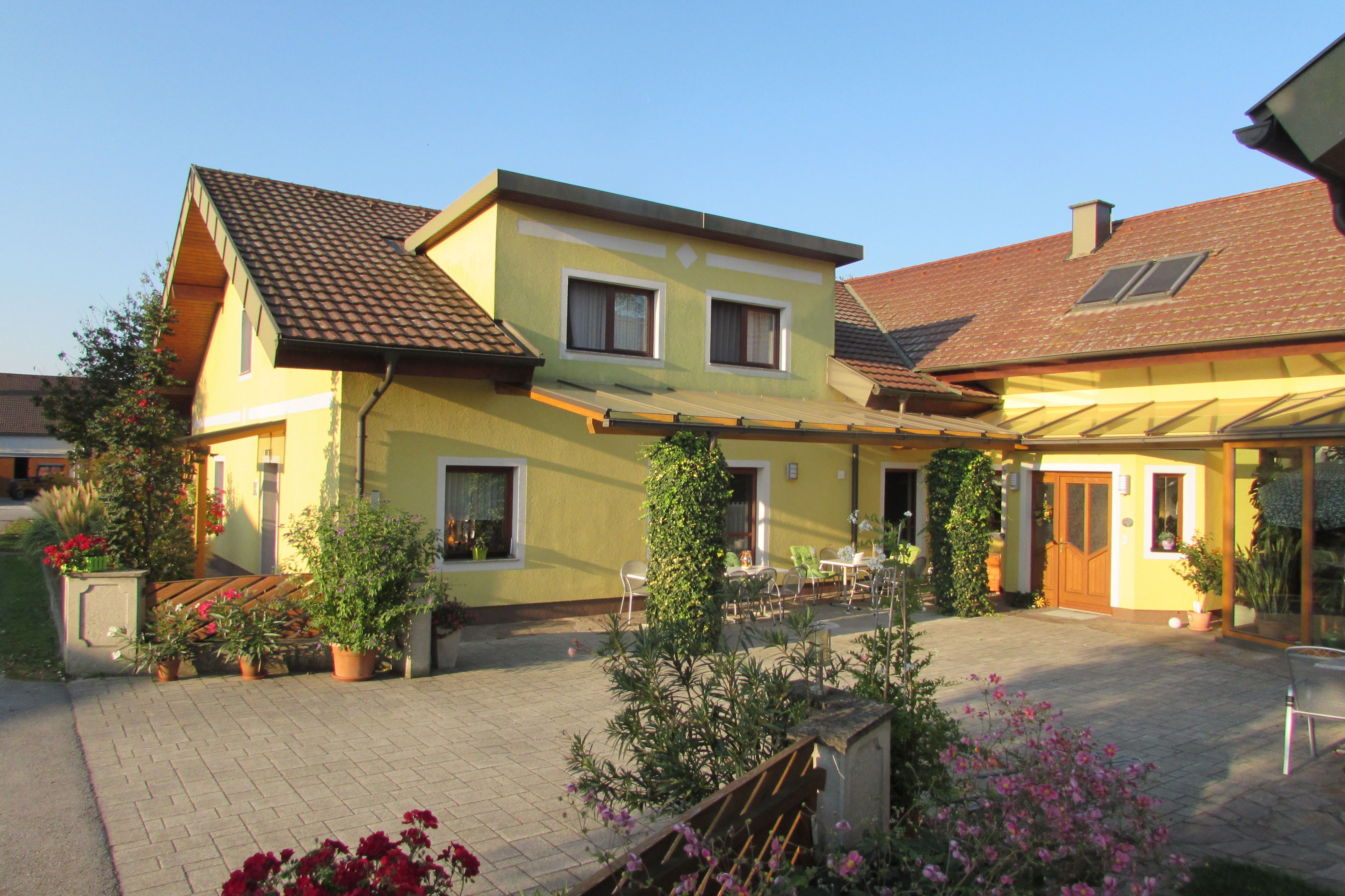 Frühstückspension - Hier sehen sie den Gästetrakt mit der netten Sitzegelegenheit im Innenhof. - Privatzimmer & Ferienwohnungen Leeb