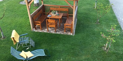 Pensionen - WLAN - Grasserrotte - Sitzplatz im Garten - Privatzimmer & Ferienwohnungen Leeb