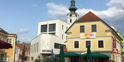 Pensionen - Frühstück: Frühstücksbuffet - Emmersdorf an der Donau - Das Stadtzentrum von Pöchlarn besteht aus historischen und neuen Gebäuden. - Frühstückspension Haus Barbara