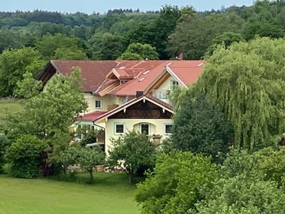 Pensionen - Terrasse - Höhenkirchen-Siegertsbrunn - eingebettet am Wald - Pension am Weberhof