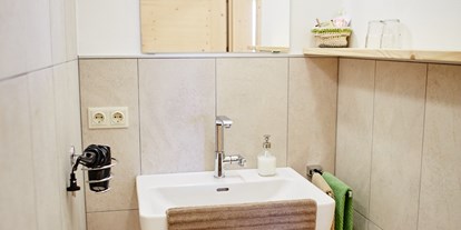 Pensionen - barrierefreie Zimmer - Ostra - Bad mit Trennwand zur barrierefreien Dusche im Zimmer Heide und Thalland - Schmankerl und Gast Familie Heiderer