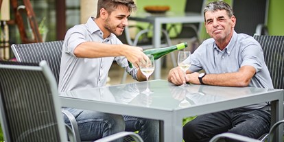 Pensionen - Garage für Zweiräder - Weißenkirchen in der Wachau - Gemütlich bei einem guten Glas Wein im Hof. - Schmankerl und Gast Familie Heiderer