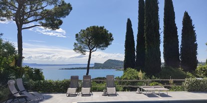 Pensionen - weitere Verpflegungsmöglichkeiten: Abendessen - Italien - Der Blick auf die Rocca von Manerba aus dem Pool bereich - Villa Schindler