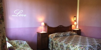 Pensionen - Terrasse - Italien - Alle Zimmer sind einfach aber liebevoll eingerichtet.  - Villa Schindler