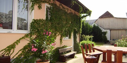 Pensionen - Umgebungsschwerpunkt: am Land - Michelstetten - uneinsehbarer Innenhof mit genügend Sitzmöglichkeiten  - Gästehaus Maresi