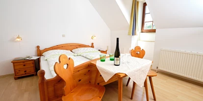 Pensionen - Frühstück: serviertes Frühstück - Scheutz - Doppelzimmer mit herrlichem Ausblick über die Weinberge in der Wachau - Gästezimmer am Weingut Gritsch