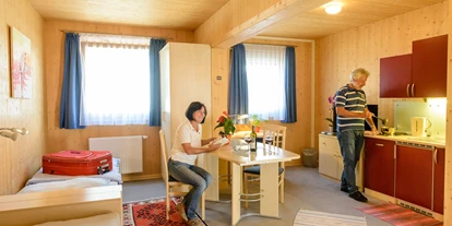 Pensionen - Garten - Völlerndorf - Zweibettzimmer mit Kleinküche - Gästehaus Aquilin