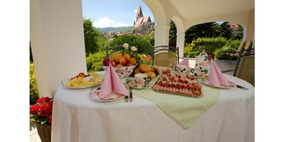 Pensionen - Frühstück: Frühstücksbuffet - Emmersdorf an der Donau - Frühstücksterrasse - Gästehaus Punz