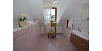 Pensionen - Radweg - Furth bei Göttweig - Bad Doppelzimmer "Rosenromantik" - Gästehaus Punz