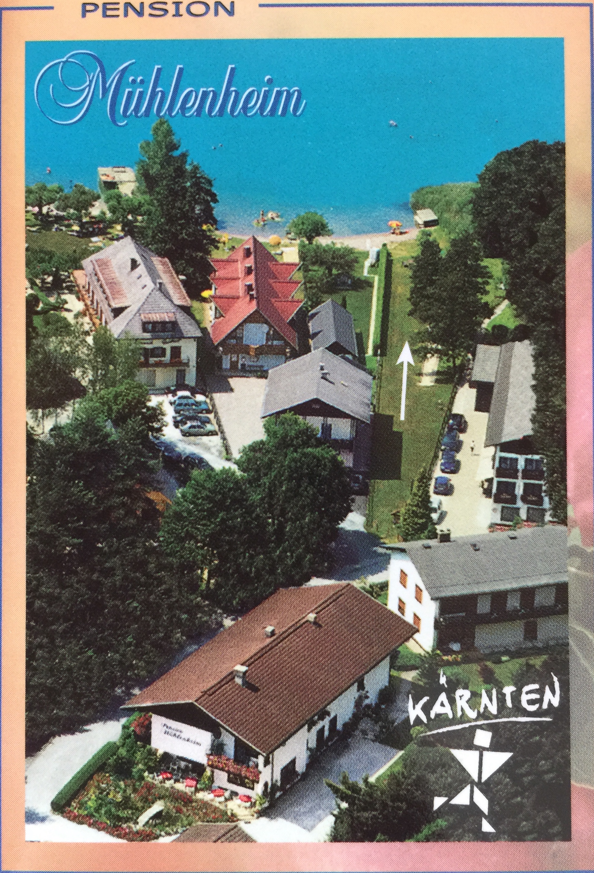 Frühstückspension - Unsere Pension mit Vorgarten und Terasse mit Wintergarten, der Sie zu einem gemütlichen beisammensein einladen sollte.
An die Pension angrenzender 1000m2 großer Privatstrand mit Liegewiese, gratis Sonnenliegen, Ruderboot und Umkleidekabine. - Pension und Ferienwohnungen Mühlenheim direkt am Faaker See mit Privatstrand