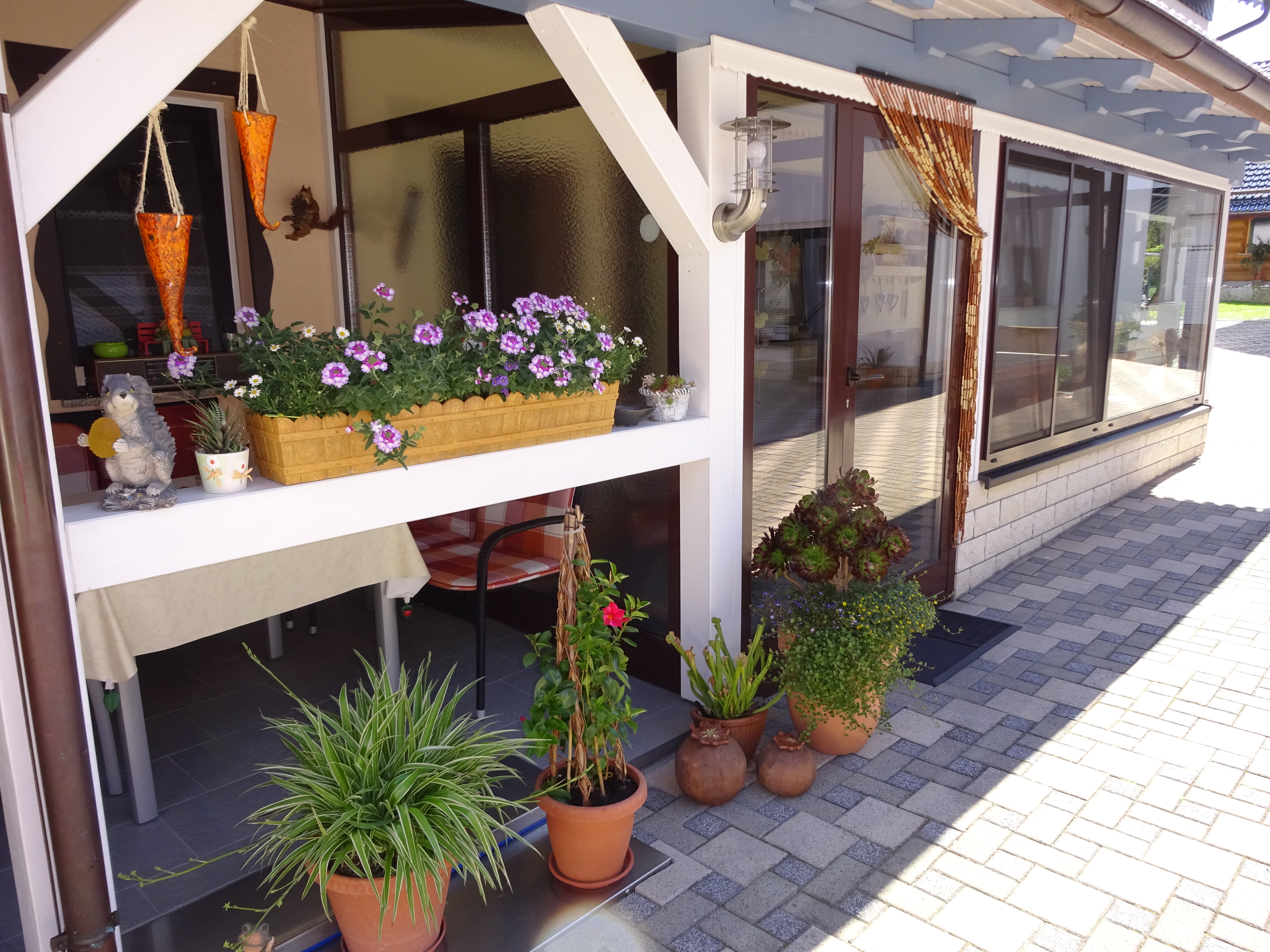 Frühstückspension - Eingang mit Wintergarten - Pension Eichhorn