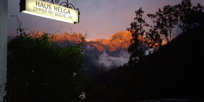 Pensionen - Umgebungsschwerpunkt: Berg - PLZ 5091 (Österreich) - Abendrot  Schönwetterbot.
Heißt " Morgen schönes Wetter " - Haus Helga